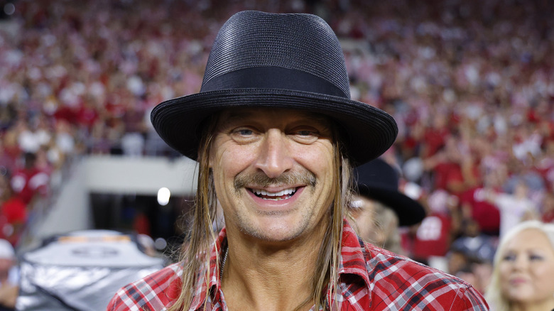 Kid Rock assistant à un match de football américain