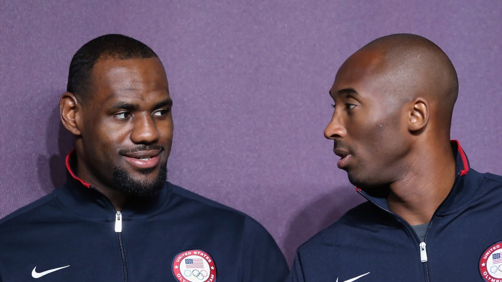 LeBron James et Kobe Bryant fond violet