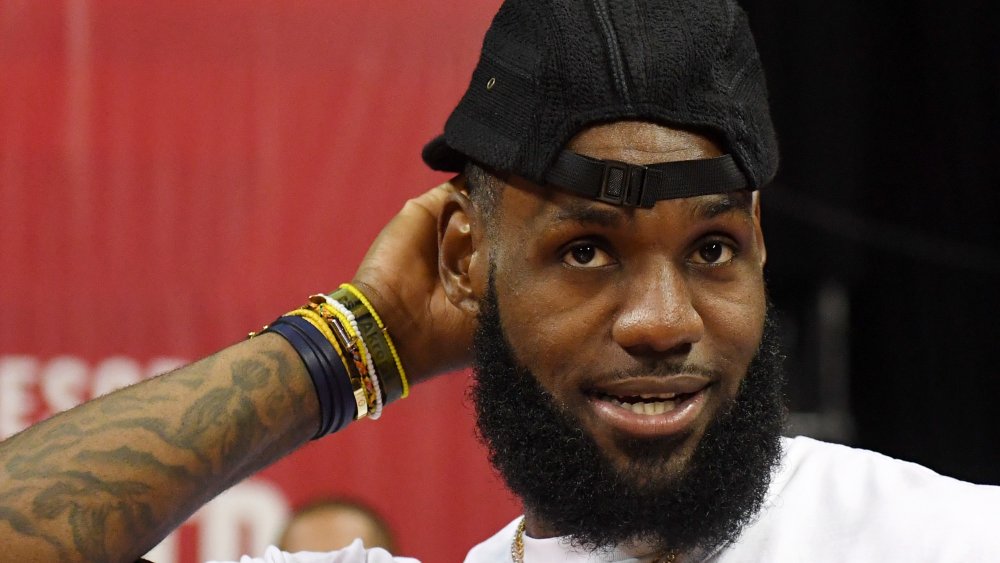 LeBron James barbe casquette noire portée à l'envers