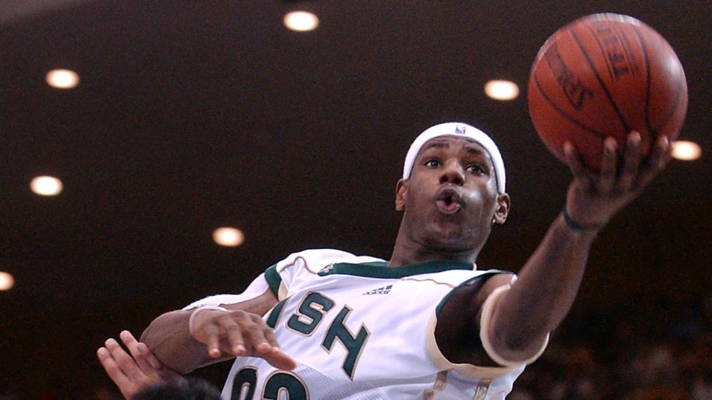Jeune LeBron James sautant avec un ballon de basket