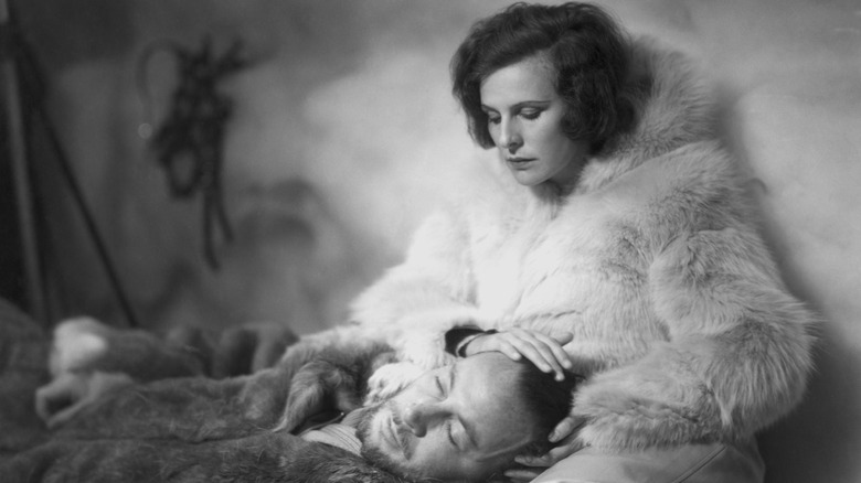 Leni Riefenstahl en manteau de fourrure