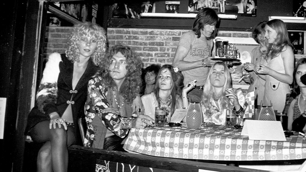 Sable Starr (à gauche) avec Robert Plant et Led Zeppelin