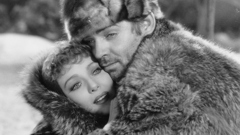 Loretta Young et Clark Gable enlacés