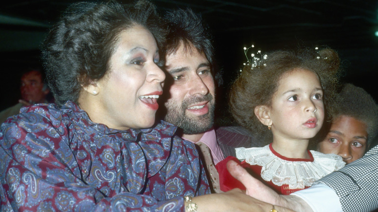 Minnie Riperton serrant des mains sous le regard de Maya Rudolph