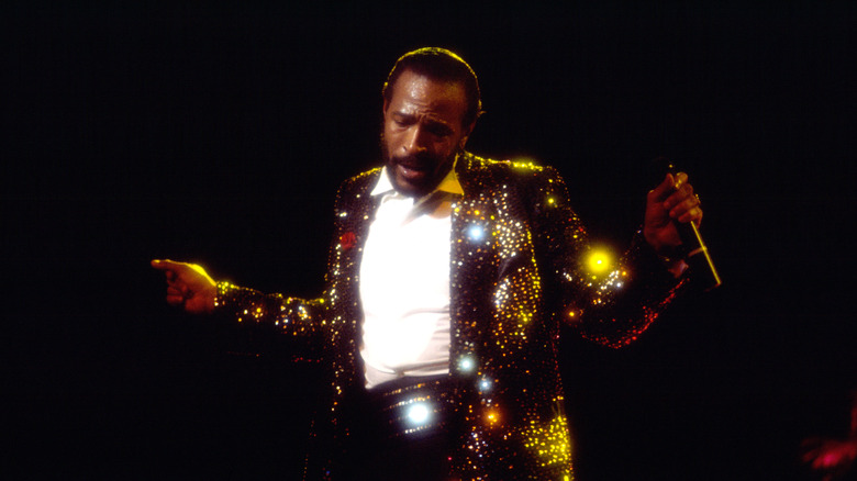 Marvin Gaye resplendissant sur scène avec un micro
