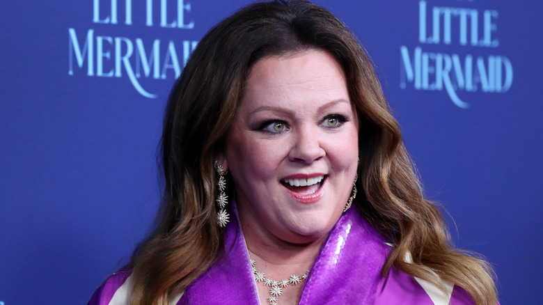 Melissa McCarthy en robe violette
