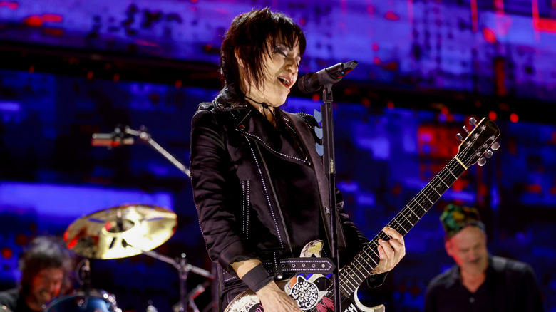 Joan Jett jouant de la guitare et chantant sur scène