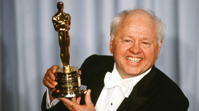 Mickey Rooney tenant un Oscar