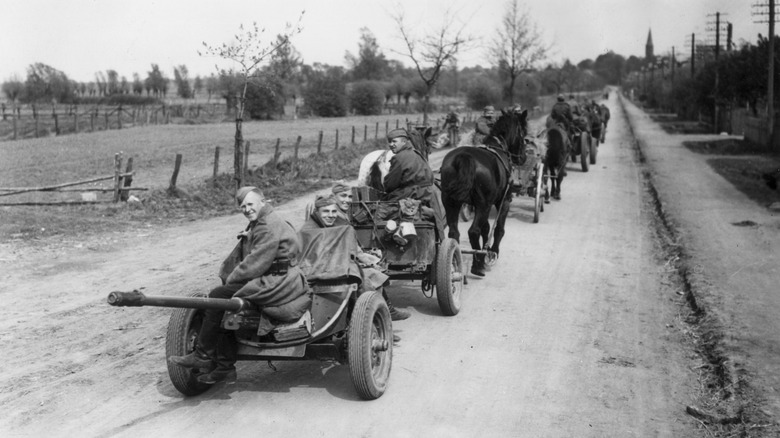 Chevaux tirant des troupes soviétiques pendant la Seconde Guerre mondiale