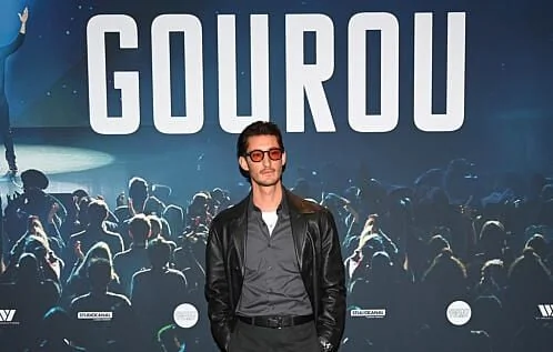 Un mouchoir usagé de Pierre Niney atteint 100 000 euros aux enchères