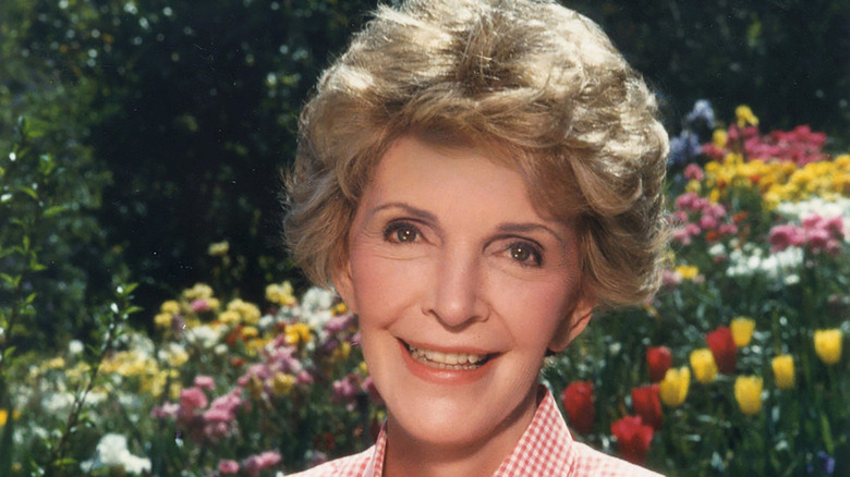Nancy Reagan souriant dans un jardin