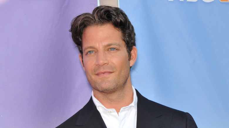 Nate Berkus regardant au loin
