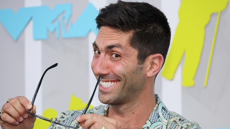 Nev Schulman posant avec des lunettes de soleil