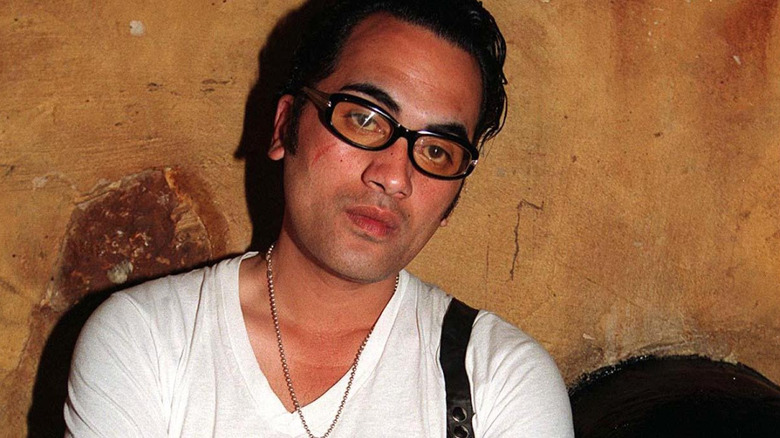 Pauly Fuemana d'OMC portant des lunettes et penchant la tête