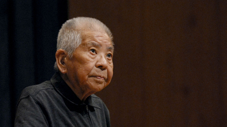 Tsutomo Yamaguchi âgé regardant au loin