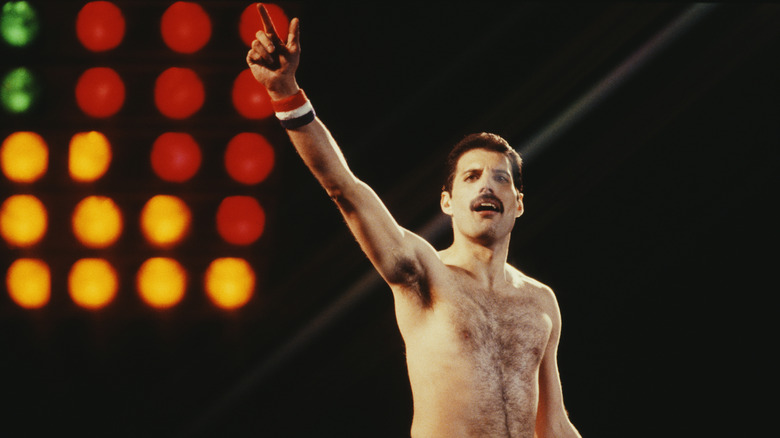 Freddie Mercury torse nu, se produisant sur scène