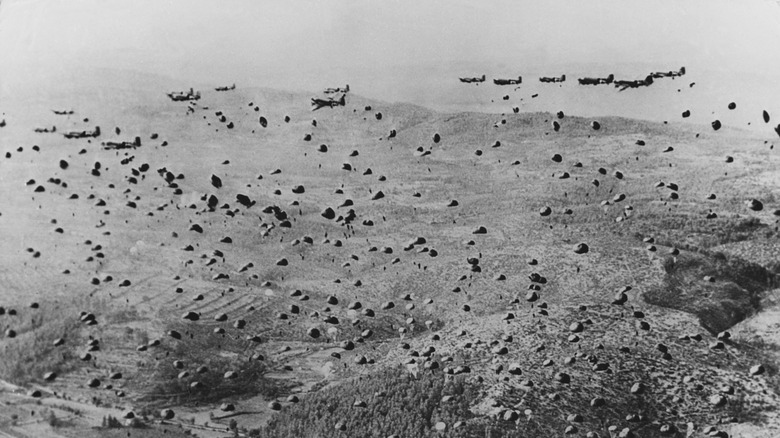 Des centaines de parachutistes américains sautent en Normandie