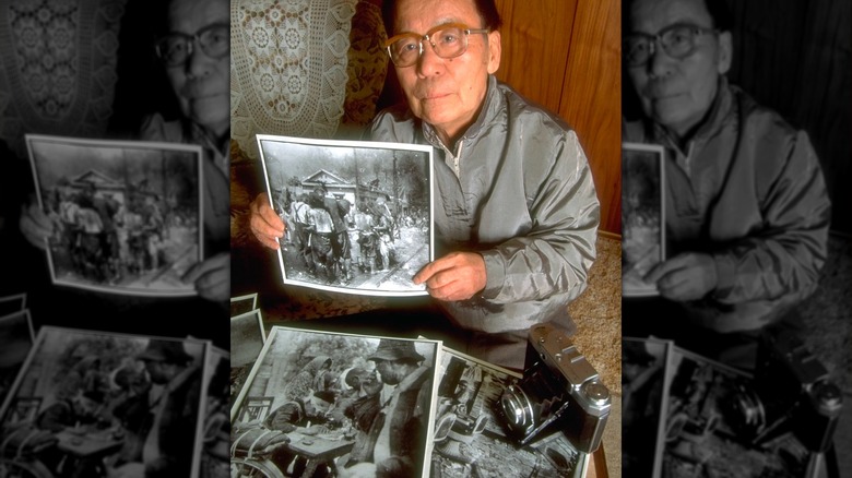 Yoshito Matsushige avec les photos qu'il a prises après la bombe atomique