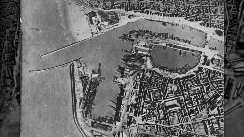 Vue aérienne de barges d'invasion allemandes dans un port français