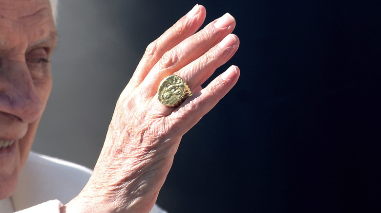 Gros plan sur l'anneau du pêcheur du pape Benoît