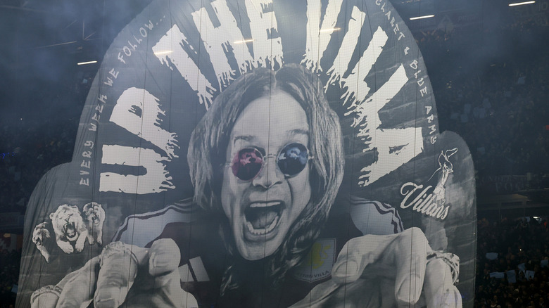 Panneau Ozzy Osbourne au stade Villa Park