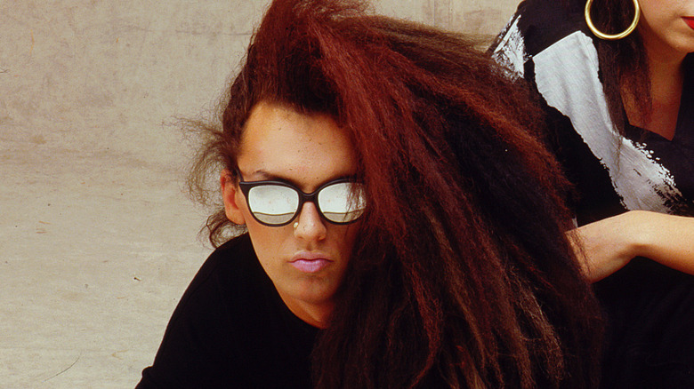 Pete Burns avec des lunettes de soleil sur une photo promotionnelle de Dead or Alive dans les années 80