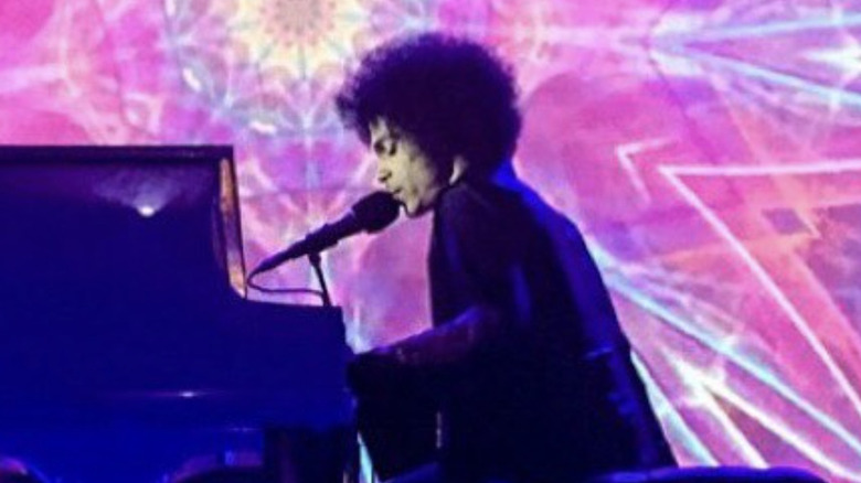 Prince jouant du piano lors de son dernier spectacle à Atlanta en 2016