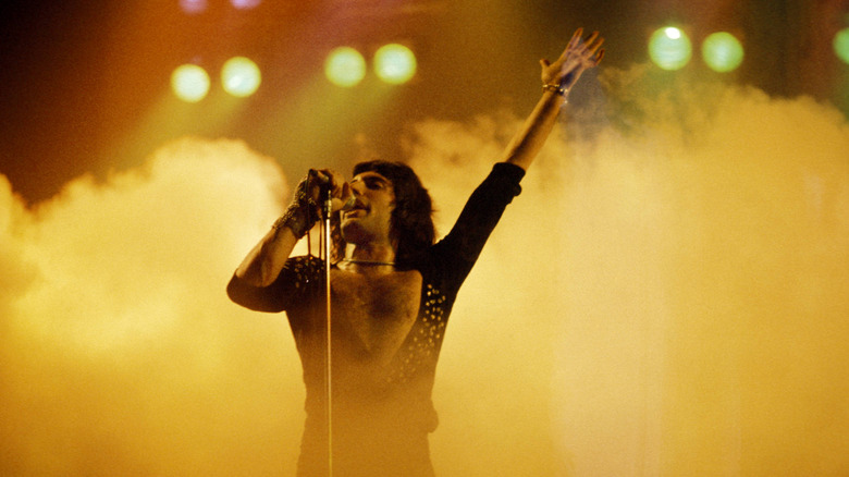 Freddie Mercury en pleine performance sur scène