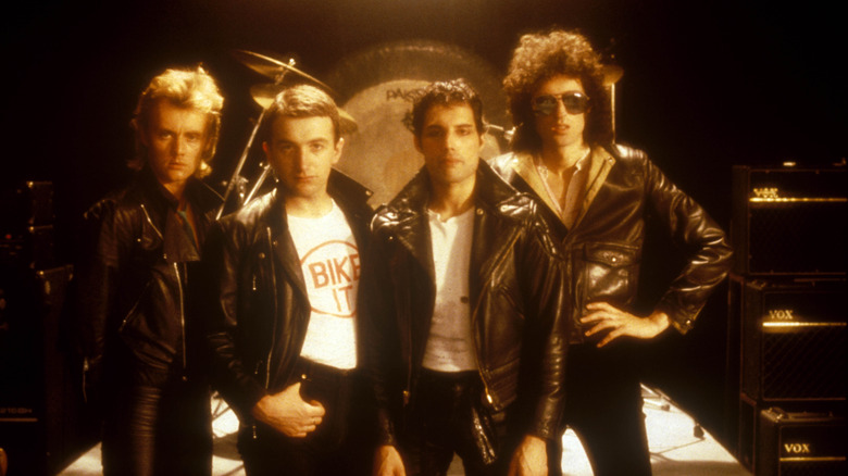Les quatre membres de Queen portant des vestes de moto noires