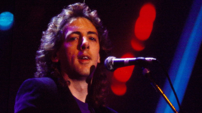 Randy VanWarmer chantant dans un micro sur scène