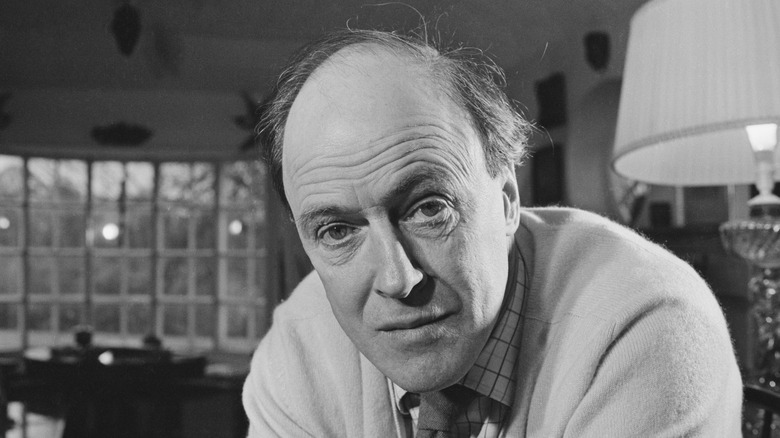 Roald Dahl regardant la caméra