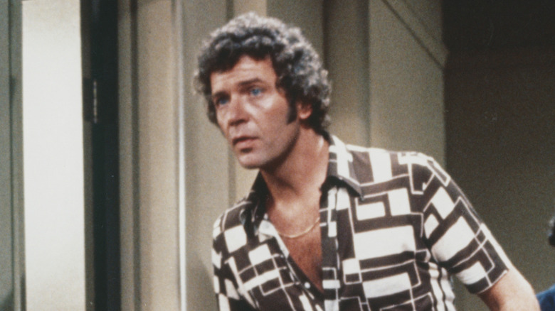 Robert Reed se penchant en avant