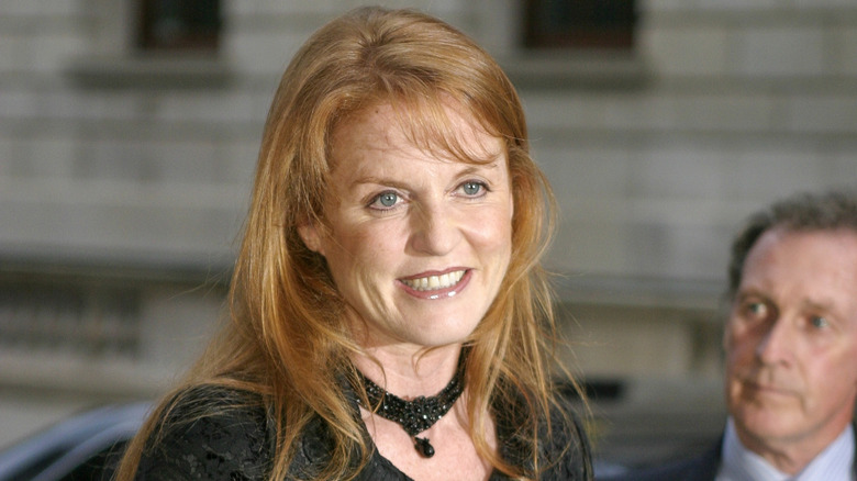 Sarah Ferguson regardant au loin