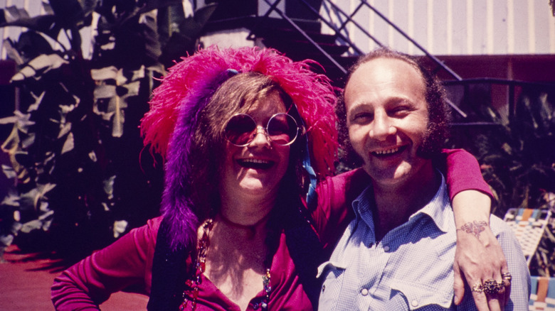 Janis Joplin avec le bras autour d'un producteur de disques