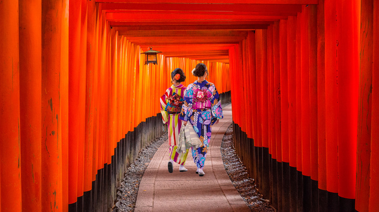 Red torii gates to a shrine — portails torii rouges