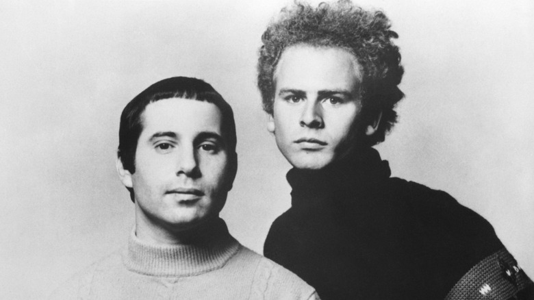 Portrait noir et blanc de Paul Simon et Art Garfunkel