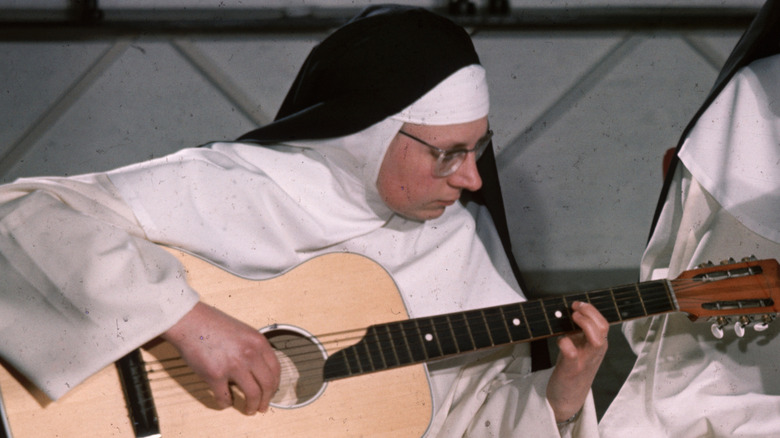 Sœur Sourire jouant de la guitare