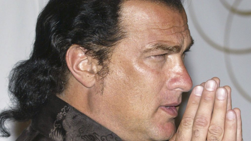 Steven Seagal en posture cérémoniale