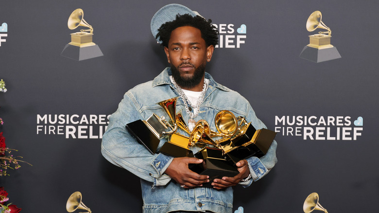 Kendrick Lamar tenant ses Grammy Awards 2025