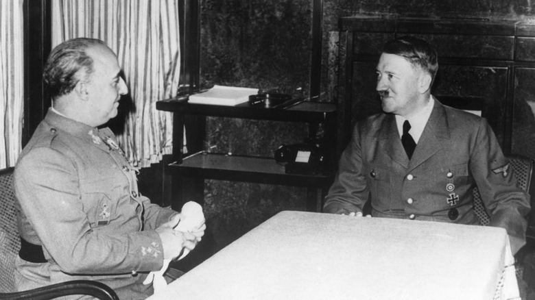 Adolf Hitler et Francisco Franco assis à une table