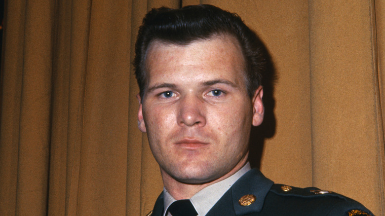Ssgt. Barry Sadler en uniforme regardant la caméra
