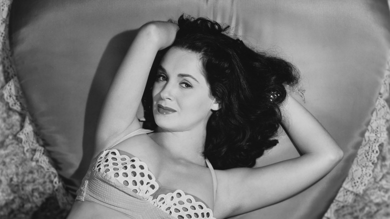 Susan Cabot allongée sur un coussin en satin