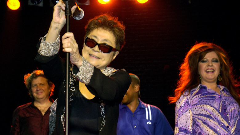 Yoko Ono souriant sur scène avec Kate Pierson des B-52's