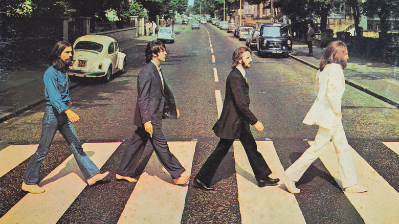 Les Beatles traversant un passage piéton sur la pochette de l'album Abbey Road