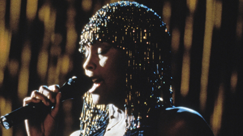Whitney Houston chantant dans une scène du film Bodyguard