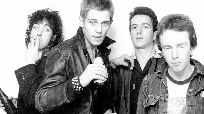 The Clash posant pour un portrait en noir et blanc