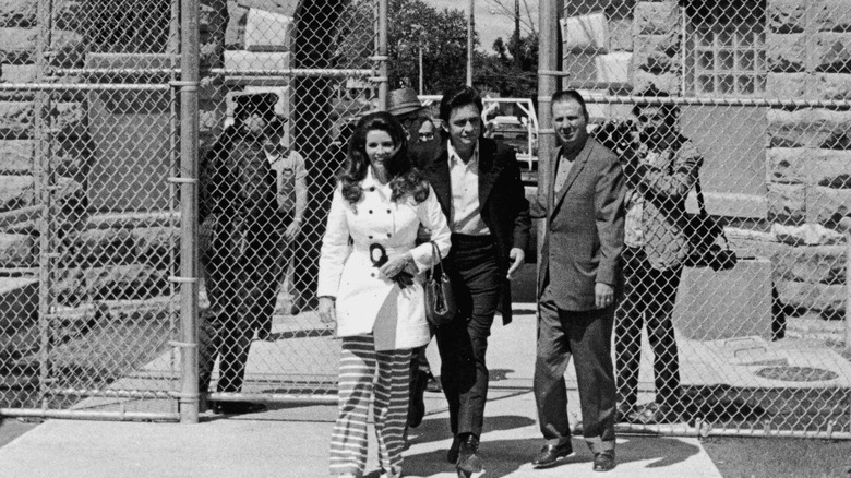 Johnny Cash et June Carter quittant une prison
