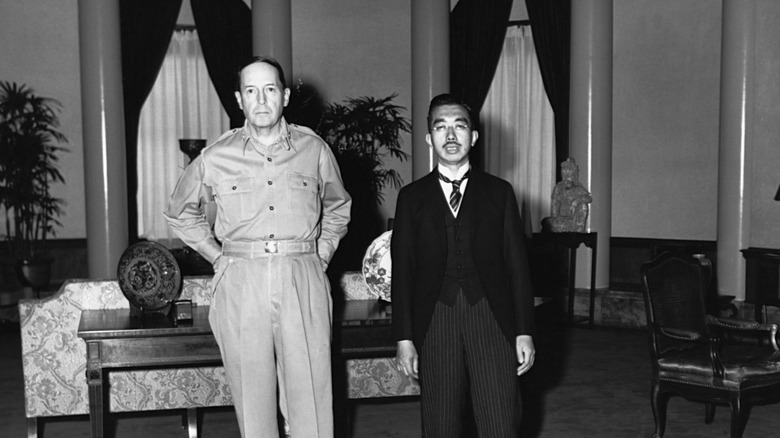 L'empereur Hirohito et le général Douglas MacArthur au palais impérial
