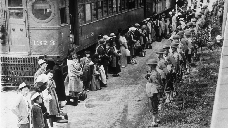 Troupes américaines et Américains d'origine japonaise dans des camps d'internement