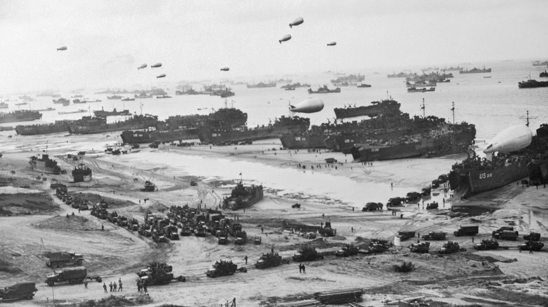 Navires, Jeeps et dirigeables sur la plage de Normandie le jour J